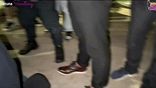 Meu marido me filmou com mais de 20 caras in wild gangbang. Corno no final chupou todo o gozo da bucetinha dela completo no red!