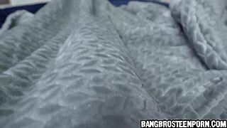 可爱亚洲继妹与饥渴继兄床上亲密乱伦