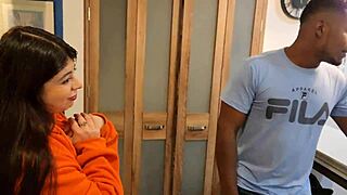 巨乳兔女郎Jennie厨房短裤热舞跨种族操披萨外送黑哥