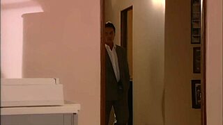 想桌上深插狠操金发熟女秘书Brittney Skye吗？