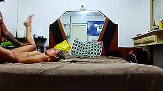 A camera escondida acabou pegando o corno do marido filmando excitado vendo a esposa gozando na pica do nego catra