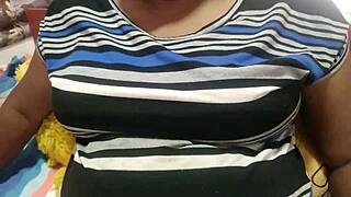 火辣大奶自然继母卷短发丰满黑发主妇