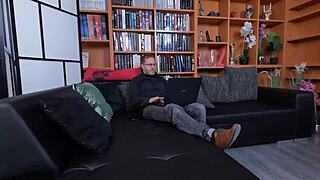 嘿，看湿身安妮塔对决维多利亚双女一男尿戏深喉第一部