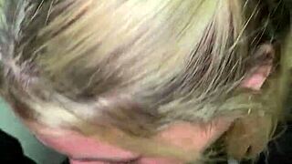 Me chupa la pija en el baño publico de un cine with blonde blowjob outdoors.