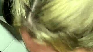 Me chupa la pija en el baño publico de un cine with blonde blowjob outdoors.