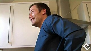 健美金发熟女蒂亚·莱恩献骚逼给修理工MMF群P深喉骑乘