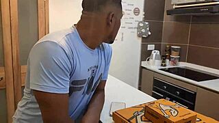 巨乳兔女郎Jennie厨房短裤热舞跨种族操披萨外送黑哥