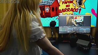 A branquinha da Viamms got on all fours on the podcast table, her tiny panties showing off her whole pussy so hornily - P�pum no Barraco