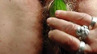 Oma Neukt Harige Kut Met Komkommer