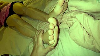 时尚18岁辣妹让按摩师特写拍私处和大奶头