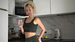 这亚洲美女扑上巨屌喷潮狂乐！