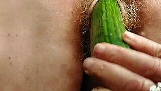 Oma Neukt Harige Kut Met Komkommer