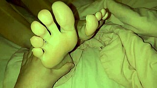 时尚18岁辣妹让按摩师特写拍私处和大奶头