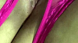 Tanga fucsia corrida y me froto la concha mojada hasta acabar gimiendo duro