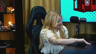 A branquinha da Viamms got on all fours on the podcast table, her tiny panties showing off her whole pussy so hornily - P�pum no Barraco