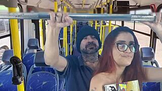 estudante encoxada dentro do onibus lotado