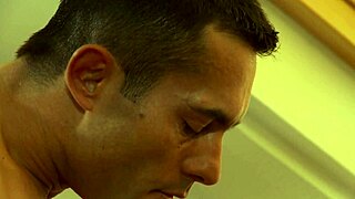 渔网袜高跟金发熟女床上翘臀深肛扩张