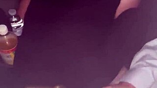 嘿，美女鸡后夜车深喉吞精吐屌再舔干净