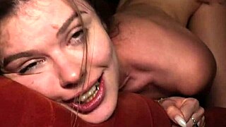 疯狂公主爱丽丝女友后入骑乘榨两发精液