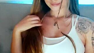 tattooed babe fingers herself crazy on webcam show