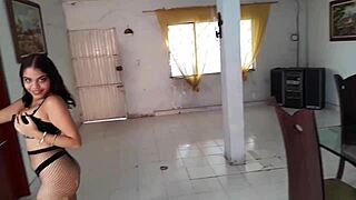 Hermana morena chupa polla en cocina—casero taboo creampie rico! 😈