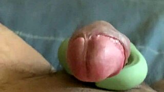 oye como me corro gimiendo con este juguete en mi coño