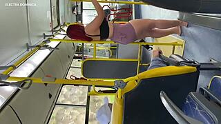 Levei minha empregada pro BUSÃO e ela SENTOU no meu pau loucamente