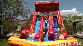 湿润女同户外假阳具狂干群P特写