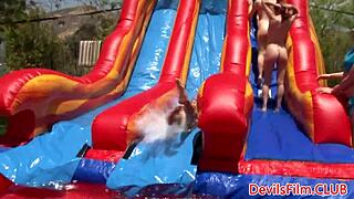 湿润女同户外假阳具狂干群P特写