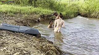 sexo ao ar livre beira do rio banho de sol duas gostosas mamam e gozam dentro