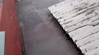 na varanda chupando pau e abrindo buceta pro vizinho