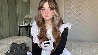 omg caught this curvy teen maid dripping wet on cam fingering for tips 😍🏨💦