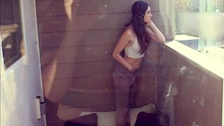 gostosa fingers her pussy so freely on the varanda