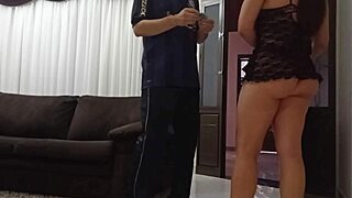 FUI ENTREGAR E A CASA RECEBEU LAMBENDO MEU PAU SHAVED PUSSY MILF