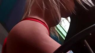 gostei enfiei a mão no cu da loirinha com sex toy