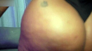 Big-ass bitch rides old guy's cock hard for cash 💦🍑