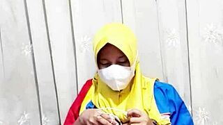 gadis hijab from indomaret fingers her hairy pussy before work